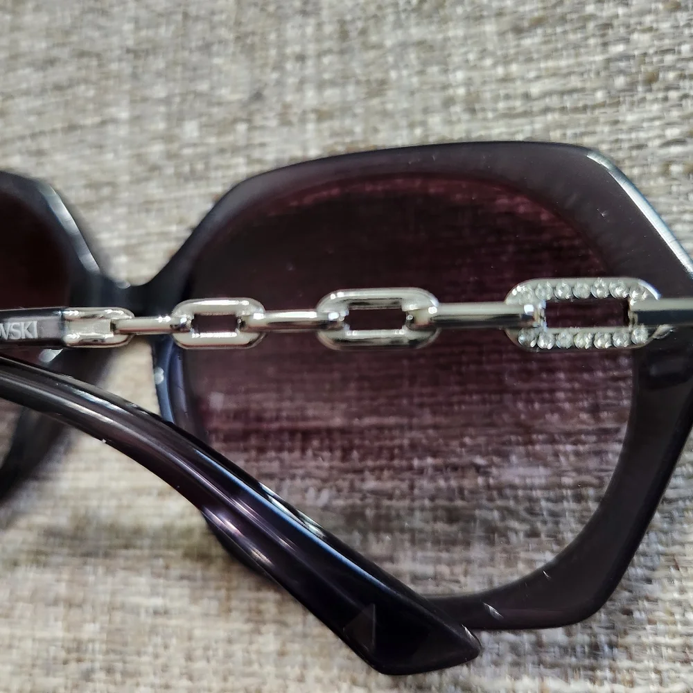 NEW SWAROVSKI COSMOPOLITAN SUNGLASSES. Cleaning cloth and case included.